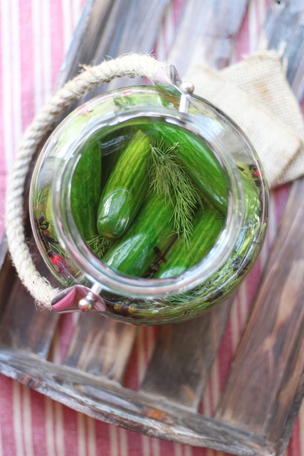 How to make crunchy pickles (secret ingredient). These pickles are easy to make and contain a secret ingredient you may have in your kitchen.