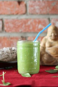 Beat Winter Bloating - Probiotic Green Smoothie recipe. Cleanse your digestive track and reduce bloating caused by heavy foods.