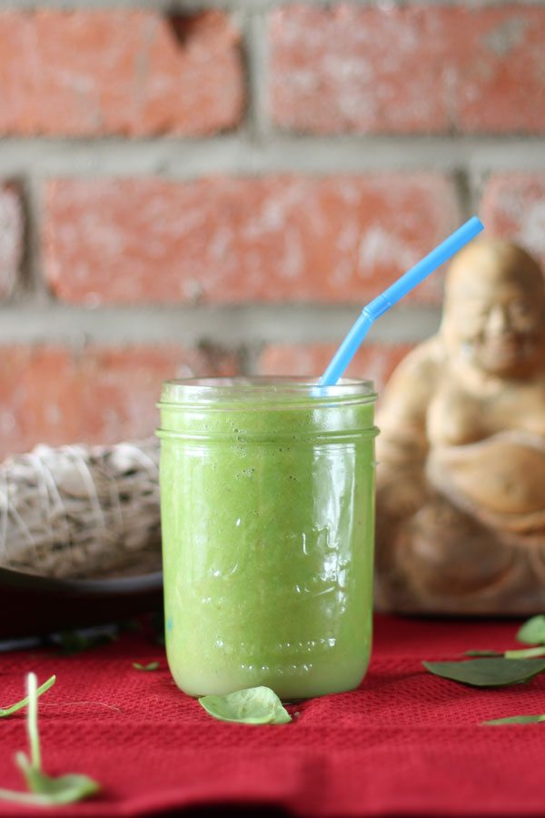 Beat Winter Bloating - Probiotic Green Smoothie recipe. Cleanse your digestive track and reduce bloating caused by heavy foods.