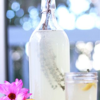 Recipe for lemon thyme green tea kombucha. It's refreshingly tart, lemony and tastes like summer picnics!