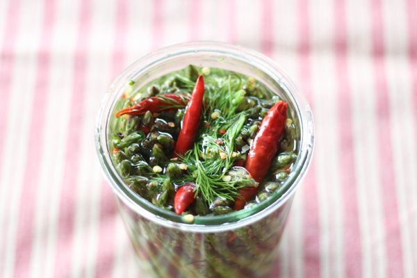 Pickled Skinny Asparagus Snacks. They are crisp, fresh, tangy, garlicky and have just a hint of hot pepper and make super yummy snacks.